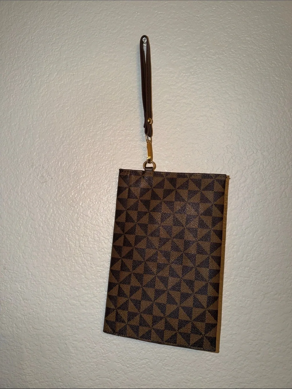 Source Unknown compact wristlet
